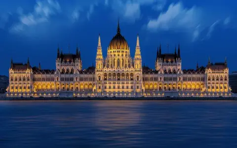 Budynek Parlamentu w Budapeszcie nocą, jakby z okna, gdy wyciągasz swój węgry paszport.