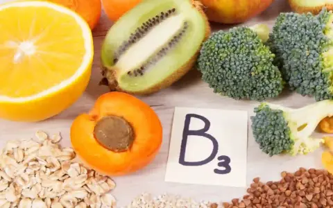 Fruits, légumes et céréales illustrant les vitamine b3 bienfaits. Orange, kiwi, abricot, brocoli, flocons d'avoine, sarrasin.