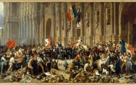Menschenmenge vor prächtigem Gebäude, Fahnen wehen, ein Mann auf Podest verkündet die Februarrevolution 1848.