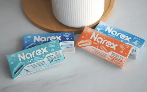 Kilka opakowań suplementów diety Narine w różnych wariantach (Duo, Forte, Sachats) na jasnym tle.
