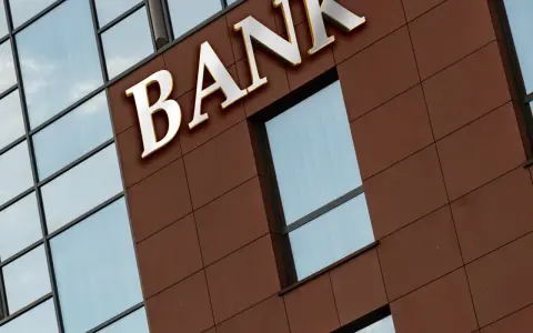 Elegancki budynek banku z napisem "BANK". To miejsce, gdzie prawo bankowe, art. 105, reguluje transakcje finansowe.