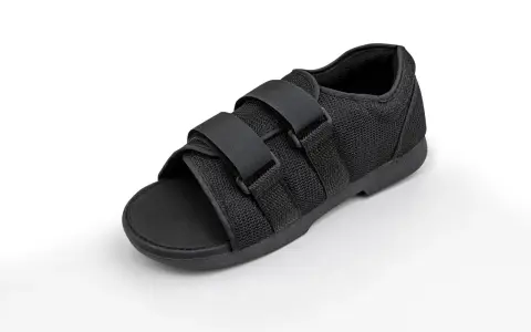Zapato negro con velcro, ideal para la recuperación de una fractura de metatarsiano.
