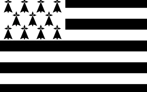 Bandera de Bretaña, con el **símbolo de Bretaña francesa** (hermiñas) en la esquina superior izquierda y franjas negras y blancas.