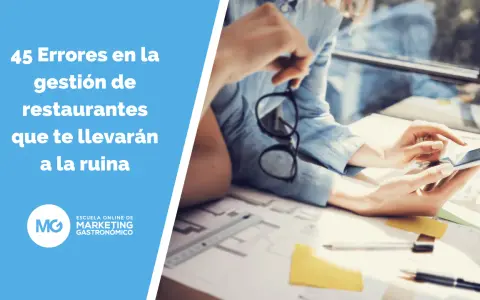 Personas revisando documentos y una tablet, con texto sobre errores en la gestión de restaurantes y el presupuesto.