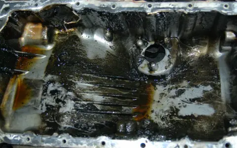 Motoröl reinigen: So befreien Sie Ihren Motor von Ablagerungen