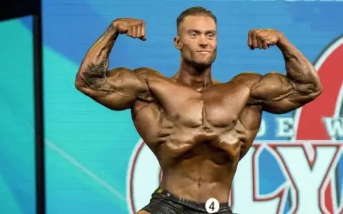 Ein Bodybuilder präsentiert seine Muskeln auf der Bühne des Classic Physique Olympia.