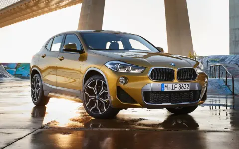 Złoty BMW X2 na tle mostu i skateparku. Nowoczesny leasing jak abonament, bez zobowiązań.