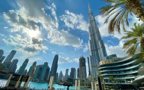 Widok na drapacze chmur w Dubaju, w tym Burdż Chalifa. Czy zjednoczone emiraty arabskie są bezpieczne? Tak, to nowoczesne i bezpieczne miejsce.