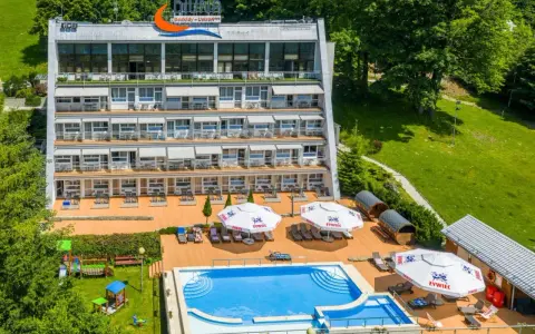 Idealne wisła noclegi z wyżywieniem i basenem. Hotel z basenem, placem zabaw i saunami, otoczony zielenią.