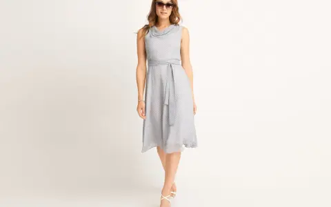 Sukienka retro lata 60 – jak stylizować klasykę mody bez wysiłku