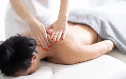 Relaksacyjny masaż pleców. Czy na masażu trzeba się rozebrać? Zazwyczaj tak, aby terapeuta miał dostęp do skóry.