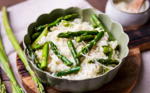 Cremiges Risotto mit frischem Spargel und Parmesan, ein Frühlingsgenuss.