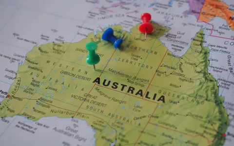 Ciekawostki o Australii: trzy pinezki zaznaczyły na mapie pustynie i pustkowia.
