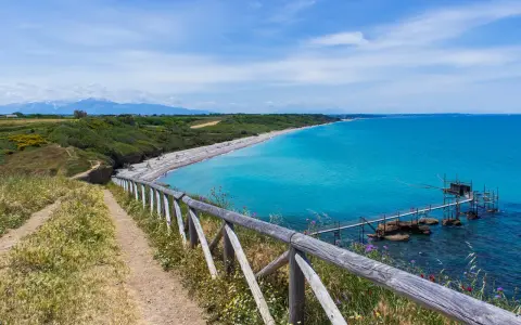 Sentiero panoramico sull'Adriatico, ideale per una vacanza in Abruzzo con bambini. Spiaggia di ciottoli, mare cristallino e un trabocco.