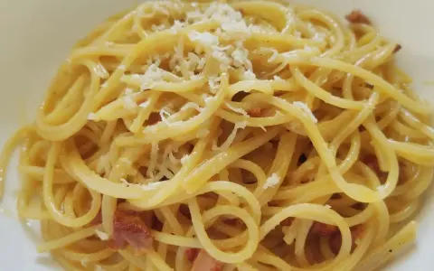 Carbonara bez śmietany: przepis na idealny sos w 15 minut