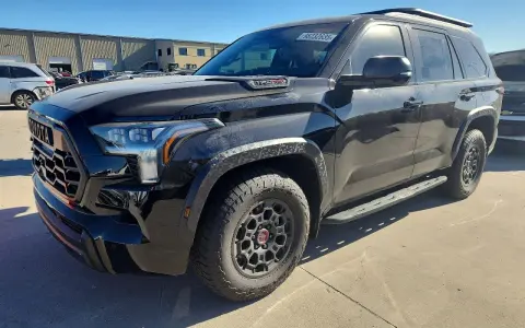 Czarny Toyota Sequoia TRD Pro gotowy na przygody.
