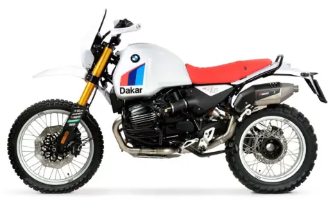 Biały motocykl BMW R 12 z czerwonym siedzeniem i grafiką "Dakar" na zbiorniku paliwa, gotowy na przygodę.