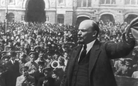 Lenin spricht zu einer jubelnden Menge in Russland, ein entscheidender Moment der Oktoberrevolution.
