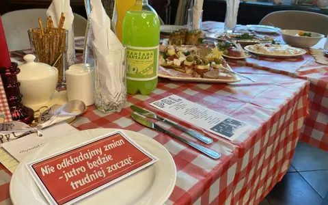 Impreza w stylu PRL: Smaki, które przeniosą Cię w czasie