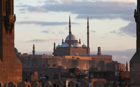 Die Zitadelle von Saladin in Kairo, ein Zeugnis der reichen Kairo Geschichte, mit der Moschee von Muhammad Ali im Abendlicht.