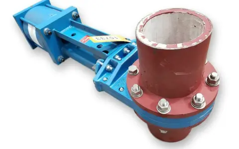 Vanne guillotine industrielle bleue et rouge avec bride.