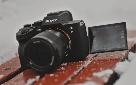 Sony a7s 3 na zimowej ławce, gotowy do uchwycenia zimowych krajobrazów.