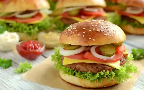 Jak zrobić idealne hamburgery z mięsa mielonego? Poradnik