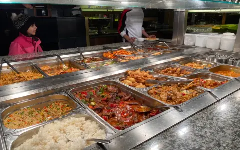 En buffé med asiatisk mat, perfekt för en semestermåltid. Läs gärna våra holiday restaurang & bar recensioner för tips!