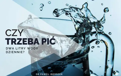 Rozpryskująca się woda w szklance, tekst "Czy trzeba pić dwa litry wody dziennie?".