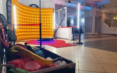 Złota fotobudka 360 z akcesoriami czeka na imprezę. Sprawdź, jaka będzie fotobudka 360 wynajem cena!