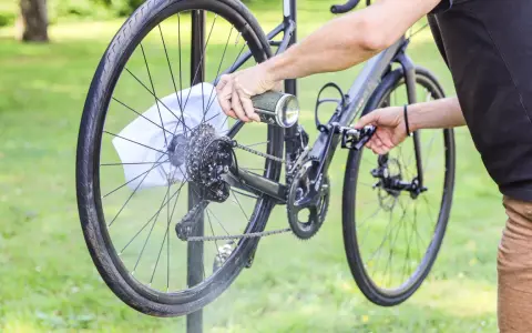 Czyszczenie napędu roweru specjalnym preparatem. Warto wiedzieć, czym czyścić rower, by służył długo.