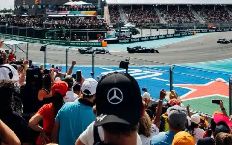 Aficionados vibran con la carrera de F1 Miami, capturando cada momento. ¡Consulta los f1 miami horarios para no perderte la acción!