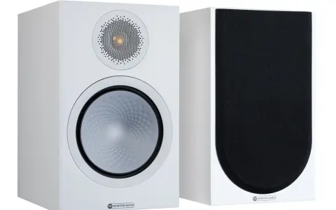 Białe głośniki Monitor Audio Silver 100 7G, gotowe do testu dźwięku. Jeden z maskownicą, drugi bez.