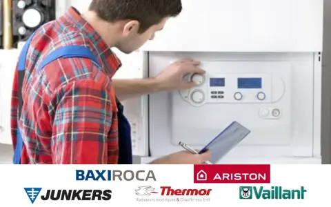 Técnico ajustando una de las calderas más pequeñas del mercado. Se ven logos de BaxiRoca, Junkers, Ariston, Thermor y Vaillant.