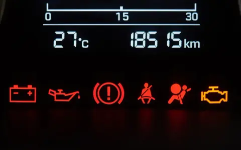 Na desce rozdzielczej Volvo świeci się kontrolka silnika, sygnalizując komunikat: "układ silnika wymagany serwis".