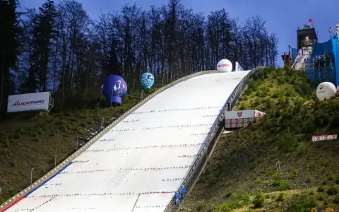 Skocznia narciarska w Wiśle przygotowana na puchar świata. Wielkie balony z logo sponsorów unoszą się nad trasą zjazdu.
