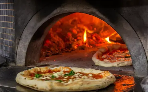 Descubre Pizzería Venecia: ¿La mejor pizza italiana en horno de leña?