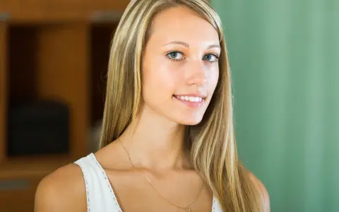 Uśmiechnięta blondynka z balejażem. Zastanawiasz się, ile kosztuje balejaż?
