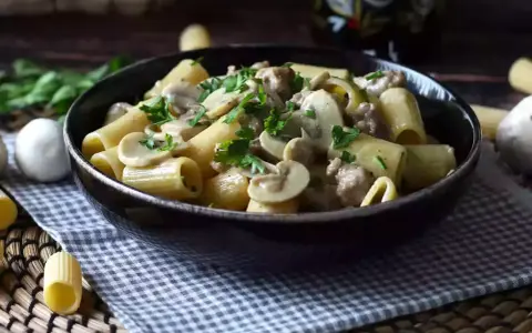 Pasta funghi e salsiccia: ricetta cremosa e segreti infallibili