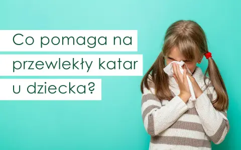 Dziewczynka z chusteczką w dłoniach, jakby czytała wierszyk Jana Brzechwy o katarze. Co pomaga na przewlekły katar u dziecka?