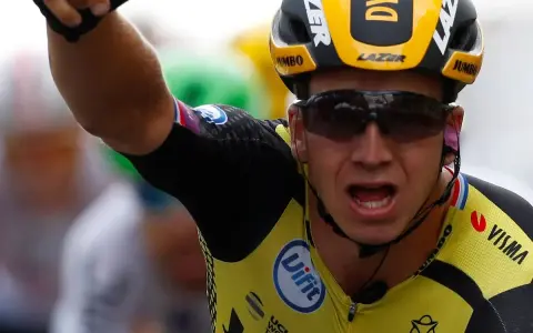 Dylan Groenewegen jubelt nach einem Sieg, sein Arm ist erhoben, sein Mund weit geöffnet.
