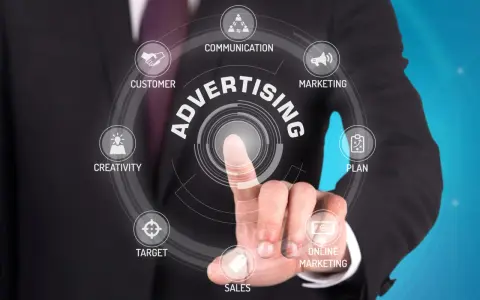 Biznesmen dotyka ekranu, wybierając opcje związane z reklamą stron internetowych: marketing, planowanie, sprzedaż, target, kreatywność, klienta i komunikację.