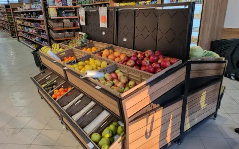 Świeże owoce i warzywa w sklepie w Bukowinie Tatrzańskiej: jabłka, gruszki, cytryny, pomarańcze, banany, kiwi, pomidory, ogórki i kapusta.