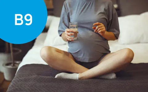 Ciężarna kobieta bierze suplement B9. Czy można przedawkować kwas foliowy? Warto to sprawdzić.