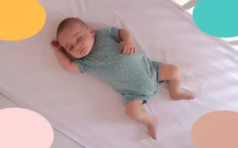Bebé durmiendo plácidamente en su cuna, quizás porque mi bebé de repente duerme mucho.