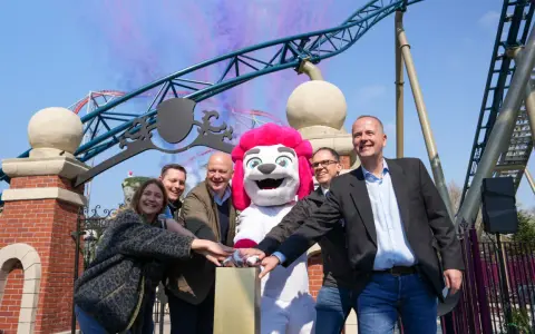 Feierliche Eröffnung im Freizeitpark mit Maskottchen und Gästen. Hoffentlich steigen die holiday park besucherzahlen nach diesem Event.