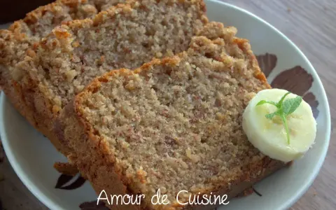Tranches de gâteau banane moelleux, garnies d'une rondelle de banane et d'une feuille de menthe. Un délice fait maison.