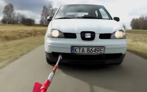 Holowanie auta: Jaki bieg? Manual, automat, elektryk uniknij awarii!