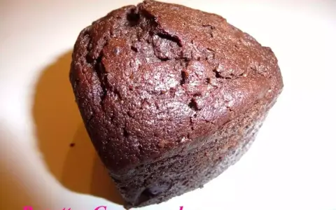 Un délicieux muffin chocolat, tout juste sorti du four, avec une texture moelleuse et un goût intense. Parfait pour une pause gourmande.