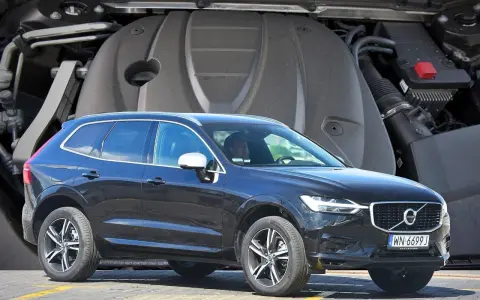 Ciemny Volvo XC60 na tle silnika.